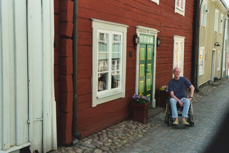 Ren&eacute; in einer Altstadtstra&szlig;e von Eksj&ouml;