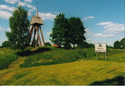 Die alte Kirche in Drev, der Glockenturm